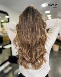 Rubio natural con mechas integradas sin raíz — DeSancho Valencia