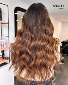 Castaño cobrizo con ondas otoño — DeSancho Estilistas Valencia