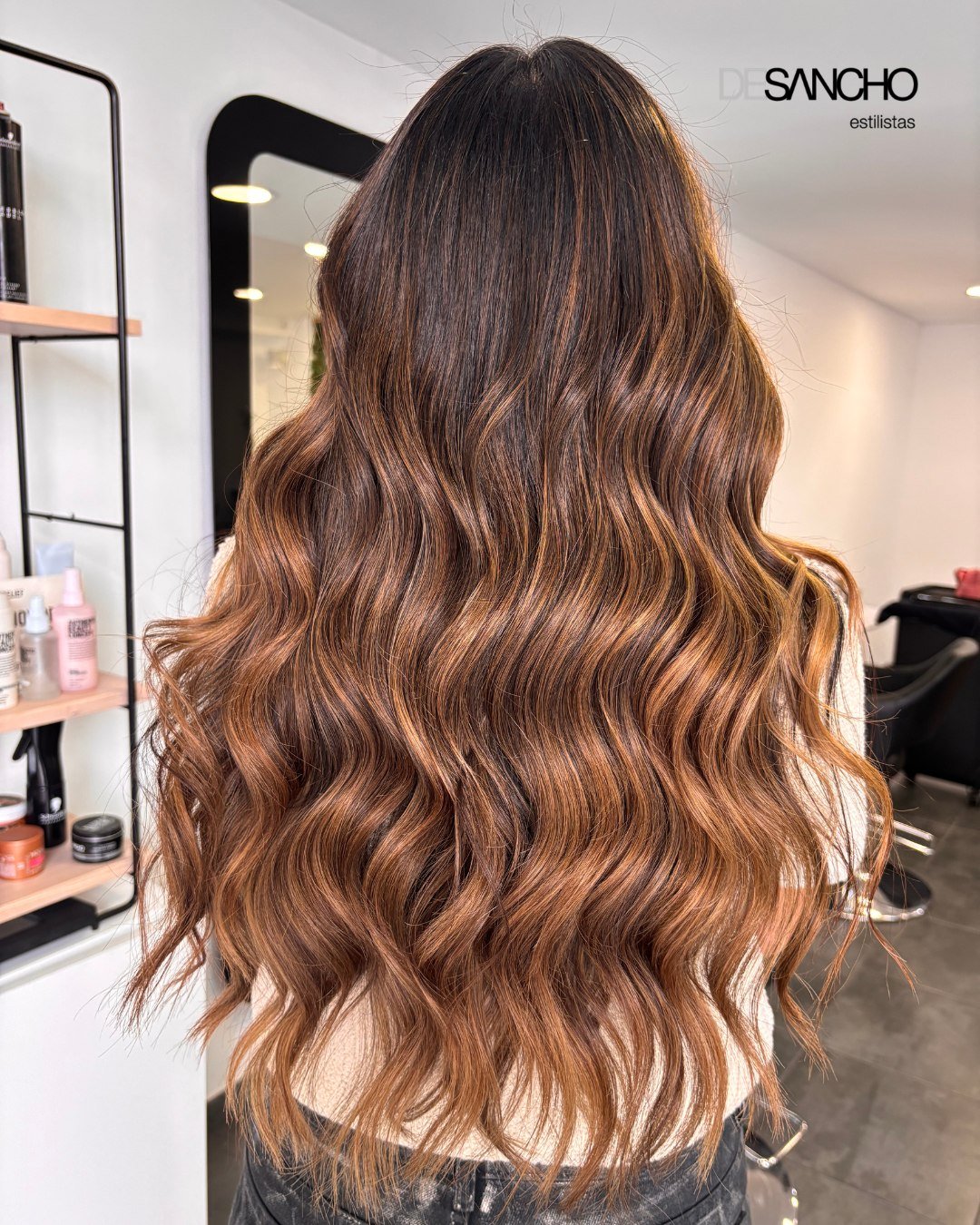 Castaño cobrizo con ondas otoño — DeSancho Estilistas Valencia