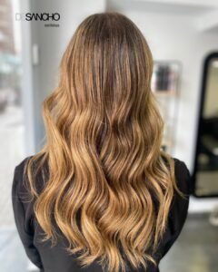 Balayage dorado miel con ondas efecto playa — DeSancho Valencia