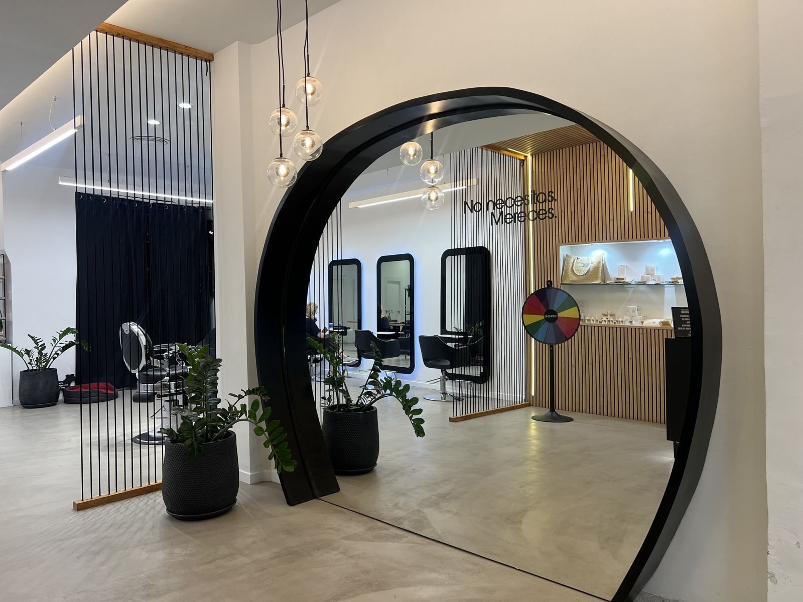 Espejo en arco y entrada del salón DeSancho Regne de València